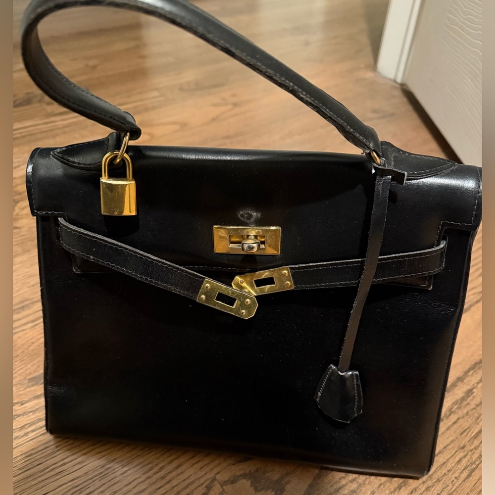 Elegant Vintage Black Leather Handbag - Picture 2 of 10